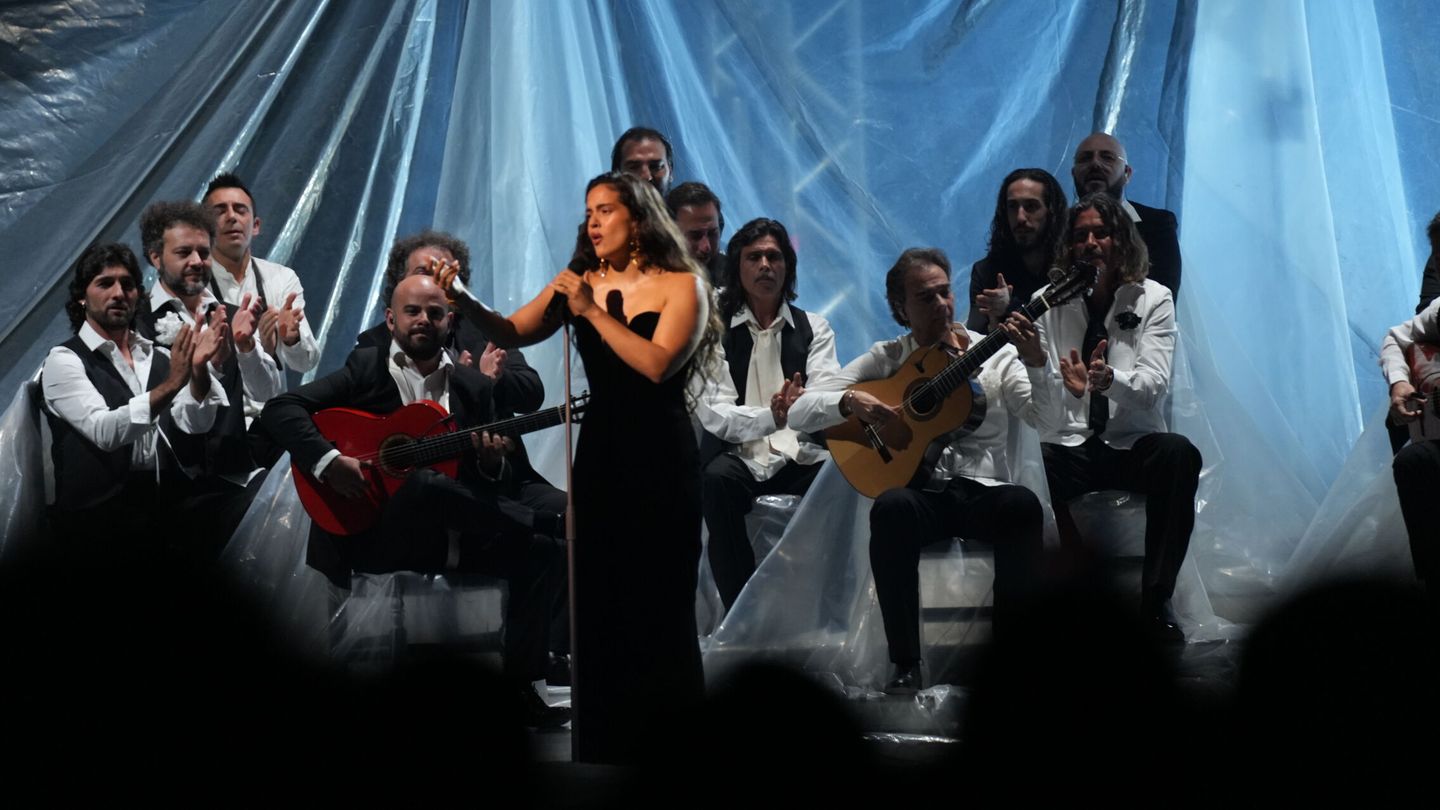 La cantante Rosalía actúa durante la gala. (Europa Press/José López)