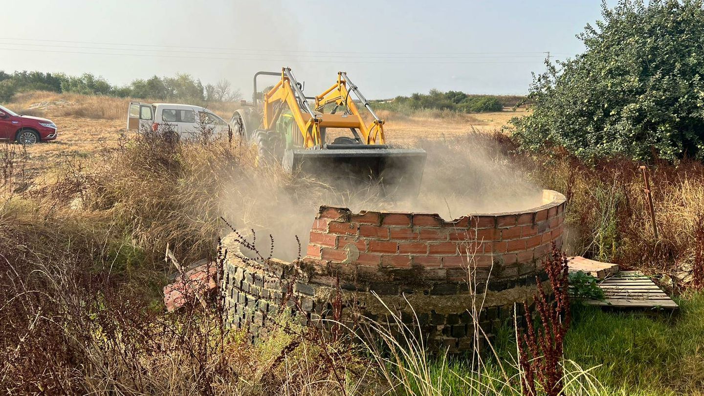 Operarios cierran un pozo por orden de la CHG en el entorno de Doñana, en una imagen del pasado verano. (Cedida)