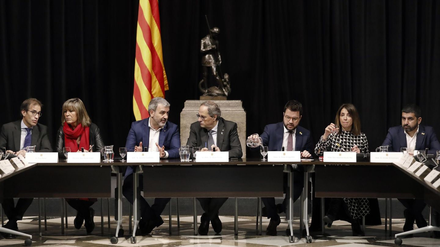 El presidente de la Generalitat. Quim Torra (c), durante la reunión mantenida este lunes con los agentes sociales y las instituciones vinculadas al MWC (EFE)