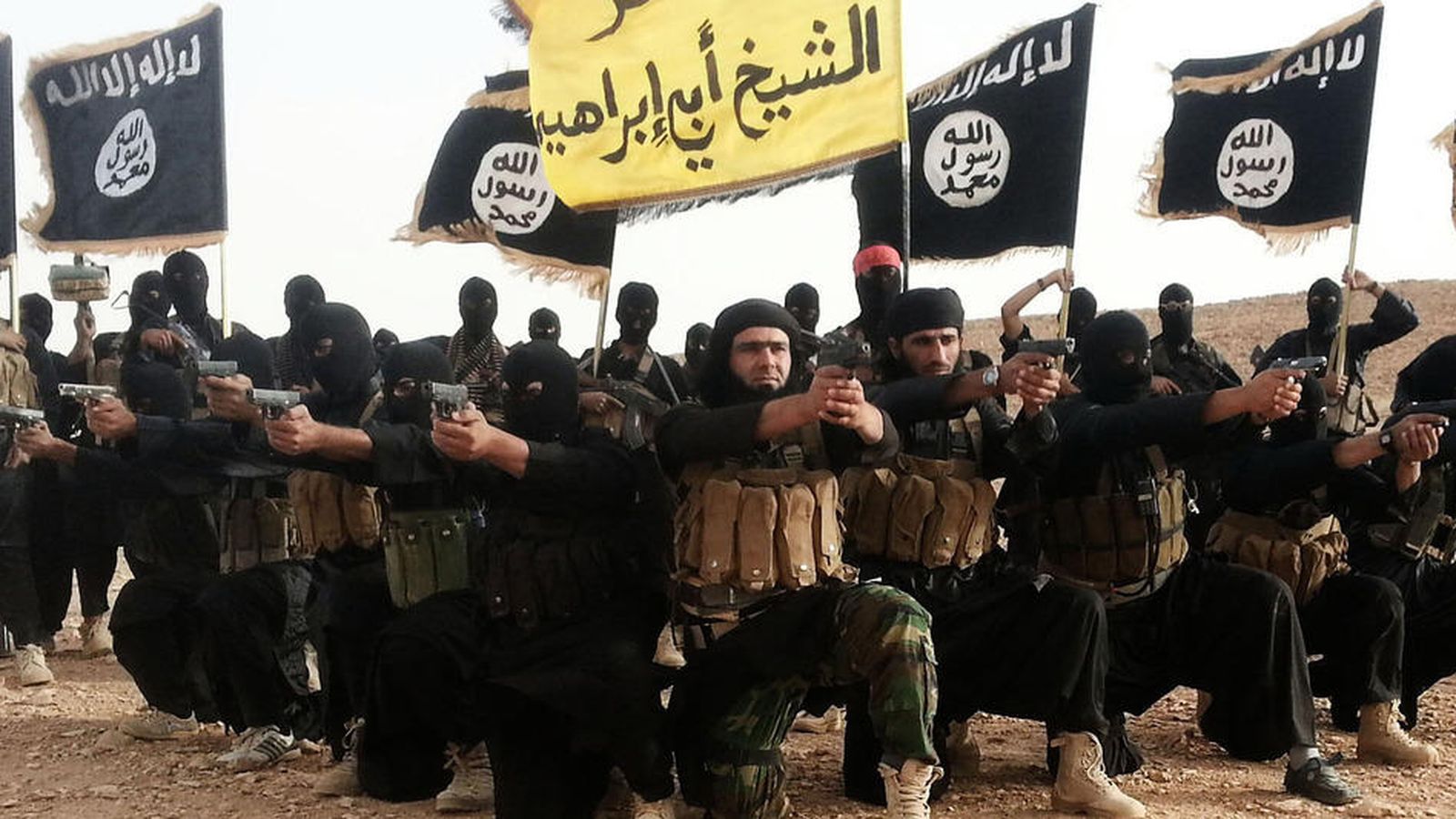 Foto: Imagen difundida por el Estado Islámico de uno de sus comandantes, Abu Waheeb, junto a otros combatientes.