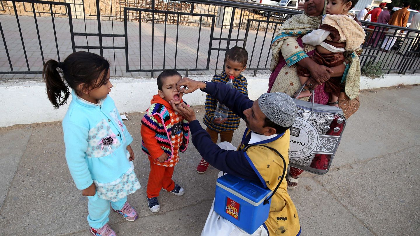 Un trabajador sanitario administra vacunas de polio en Karachi, Pakistán, este diciembre. (EFE)
