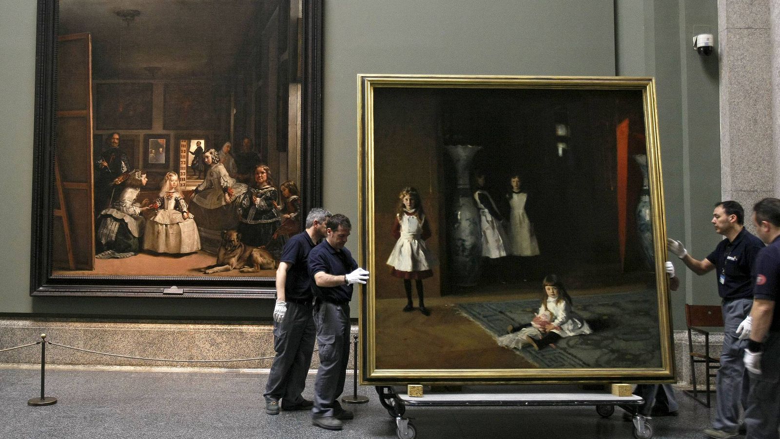 Foto: Colocación de cuadros en el Museo del Prado. (EFE)