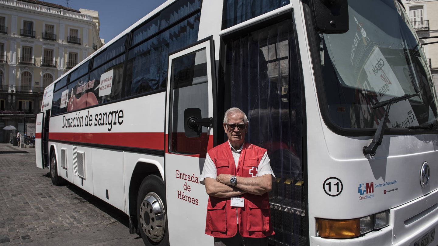 Daniel S., de 76 años, es voluntario de Cruz Roja y se encarga de captar a posibles donantes. (N.L.P)