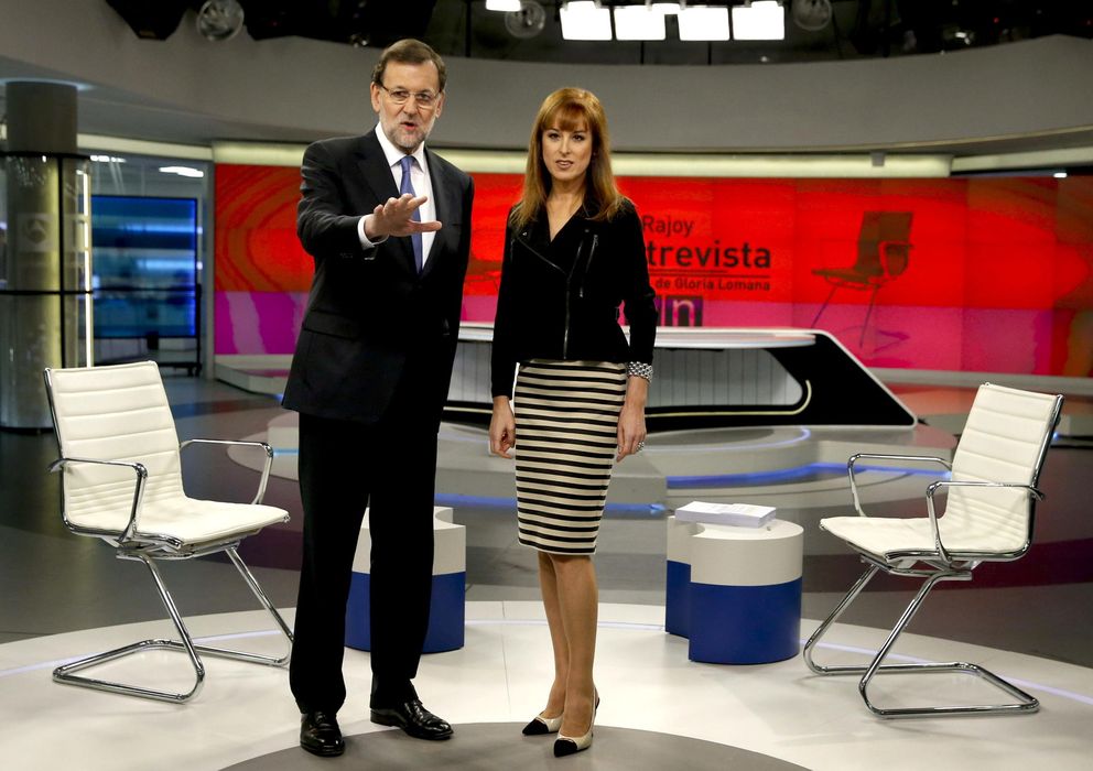 Foto: El presidente del Gobierno, Mariano Rajoy, junto a la periodista Gloria Lomana, momentos antes de la entrevista que ha concedido esta noche en Antena 3 Televisi