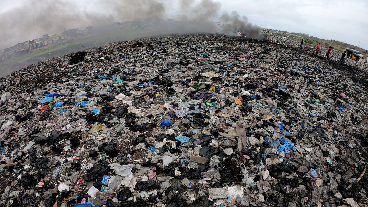 Vertedero de Agbogbloshie, barrio de Accra, capital de Ghana, considerado el mayor vertedero de basura electrónica de África. (EFE/A. Carrasco Ragel)