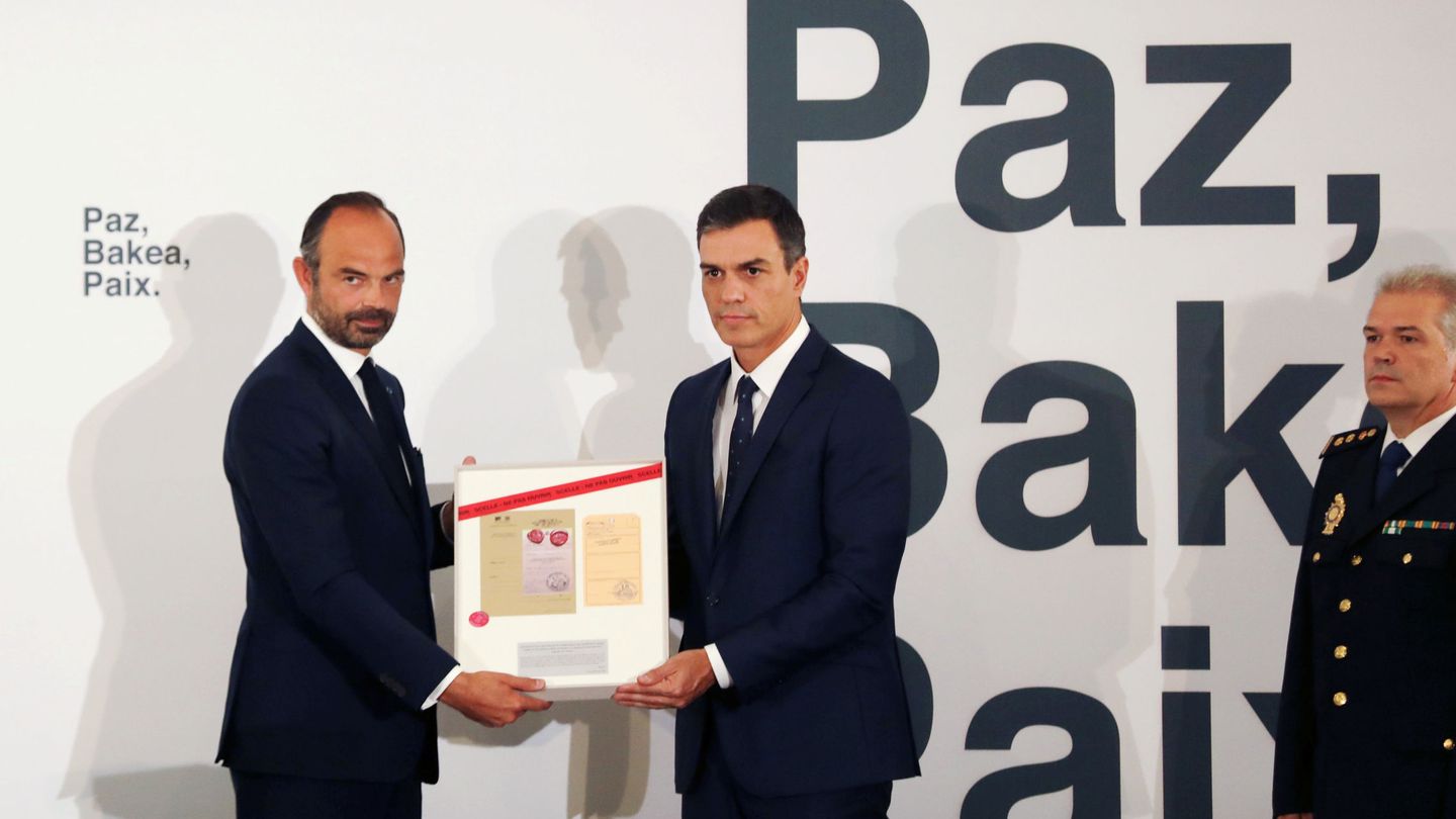 El primer ministro francés, Édouard Philippe, entrega una copia simbólica de los 'sellos de ETA' a Pedro Sánchez, este 1 de octubre en La Moncloa. (Reuters)