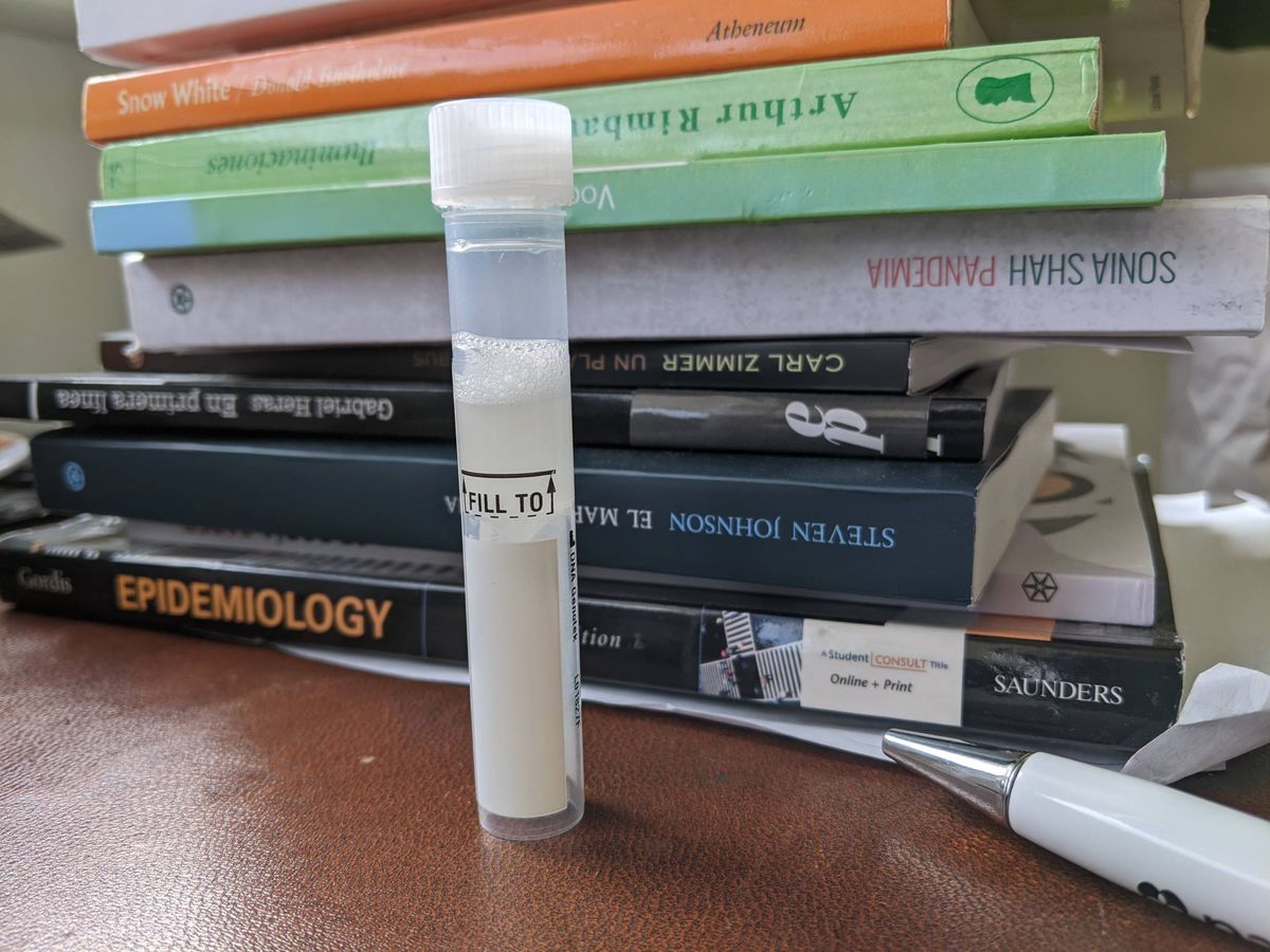 Foto: El tubo con la muestra de saliva lista para enviar. (A.V)