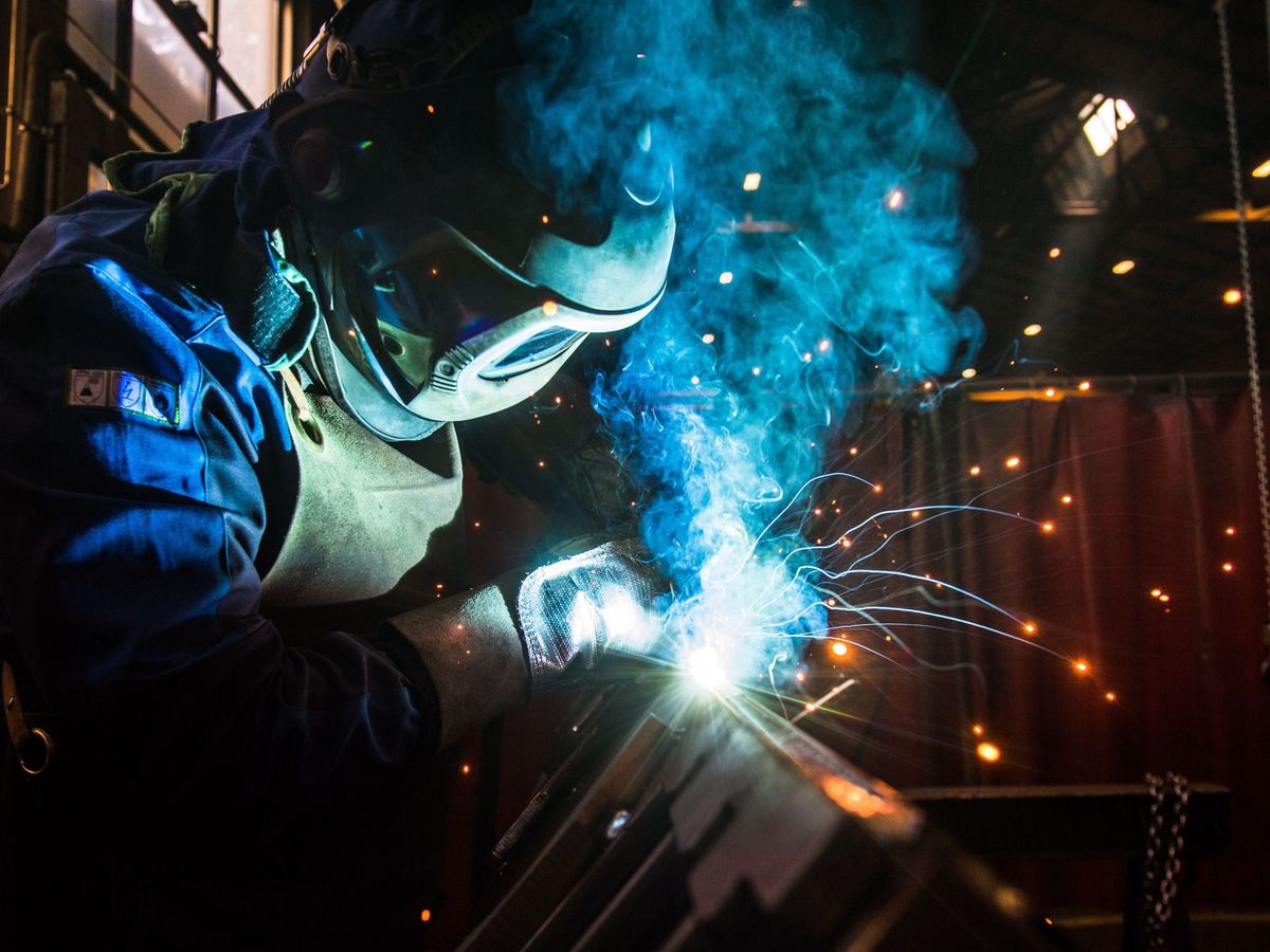 Foto: Un empleado de una fábrica metalúrgica trabaja en la planta de Tenconi en Airolo, Suiza. (EFE)