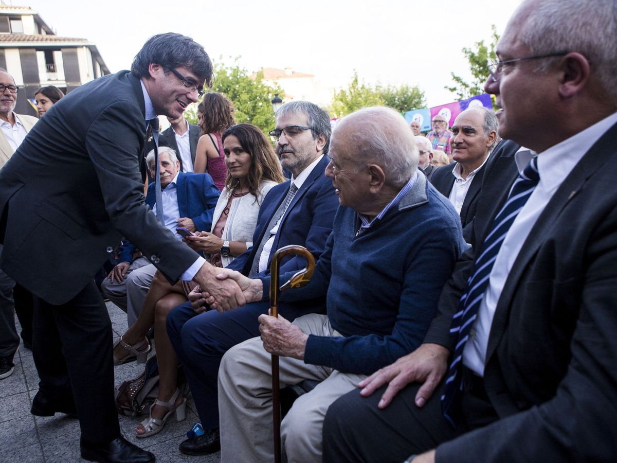 Foto: El entonces 'president' de la Generalitat, Carles Puigdemont (i), saluda al expresidente Jordi Pujol (2d), en una imagen de 2017. (EFE)