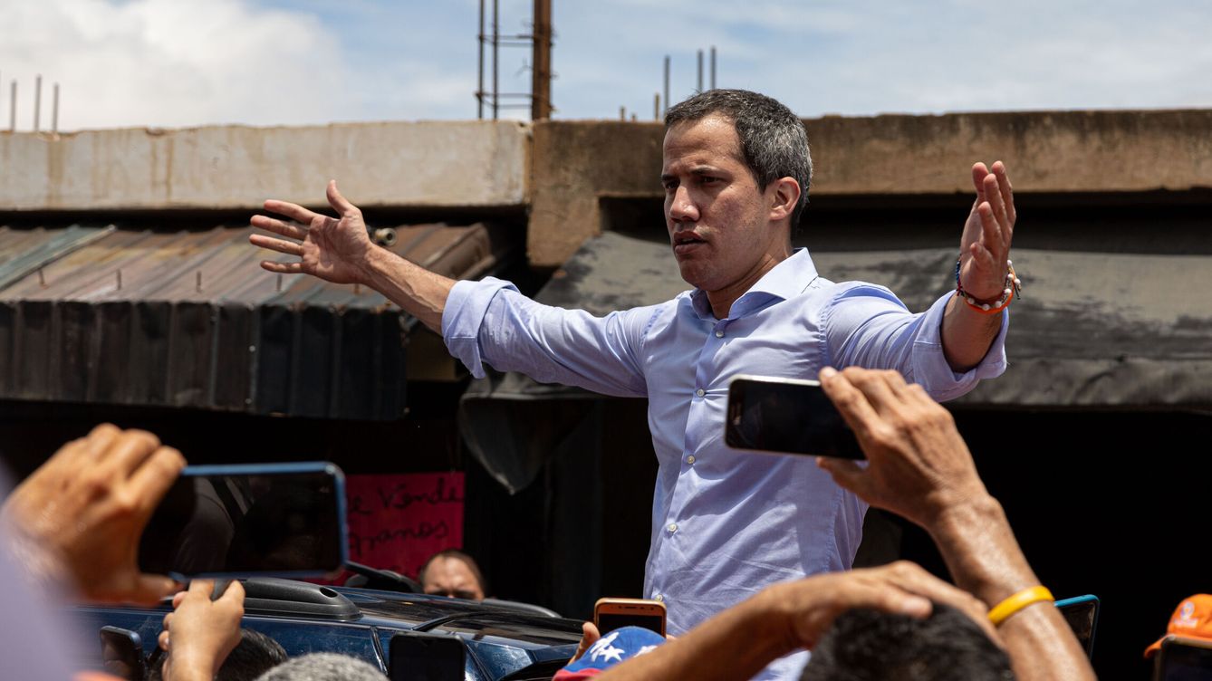 Juan Guaidó recibe empujones e insultos durante una visita al oeste de Venezuela