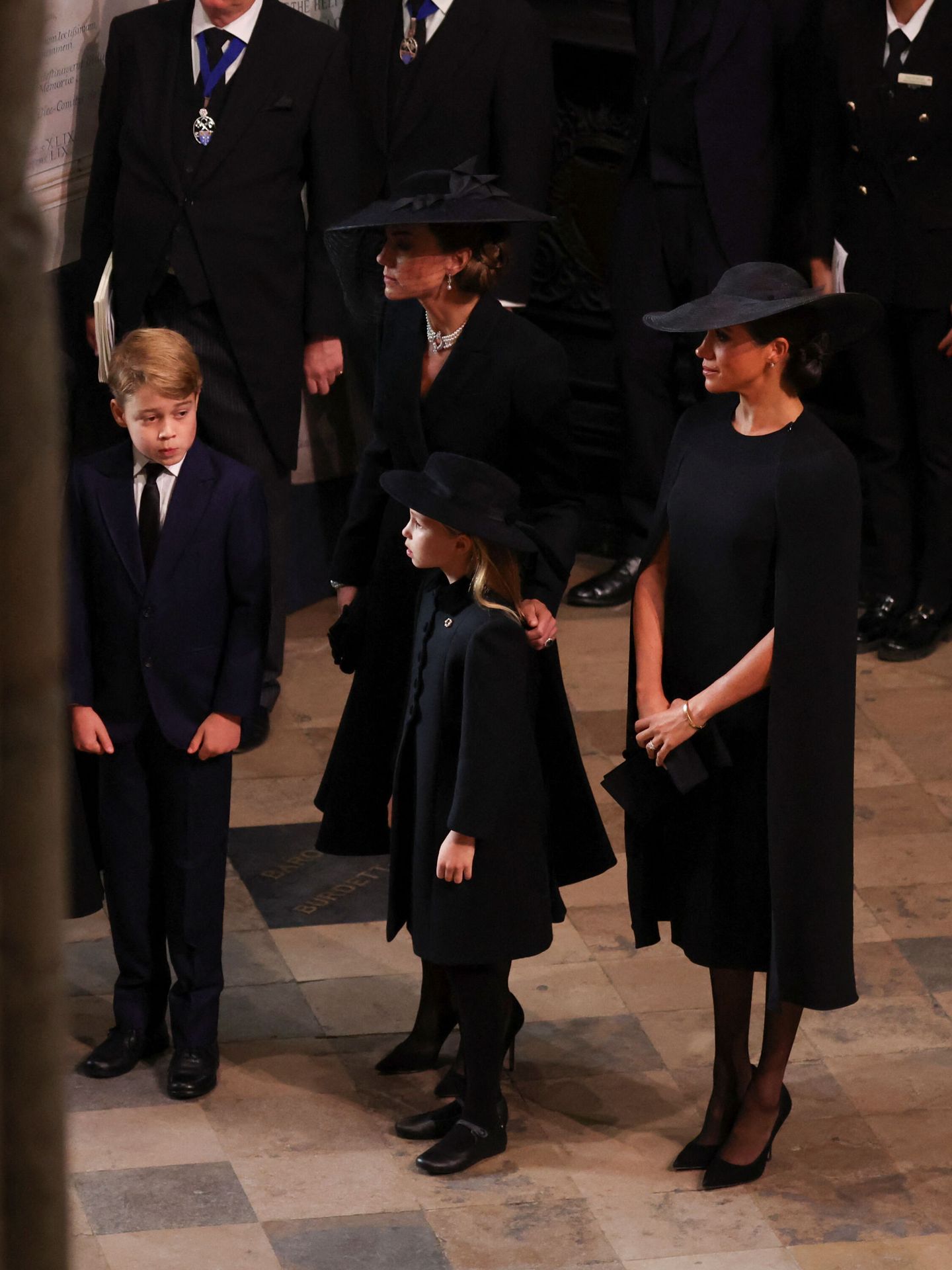 Kate Middleton y Meghan Markle,  esperando en la puerta de la abadía. (Reuters/Pool/Phil Noble)