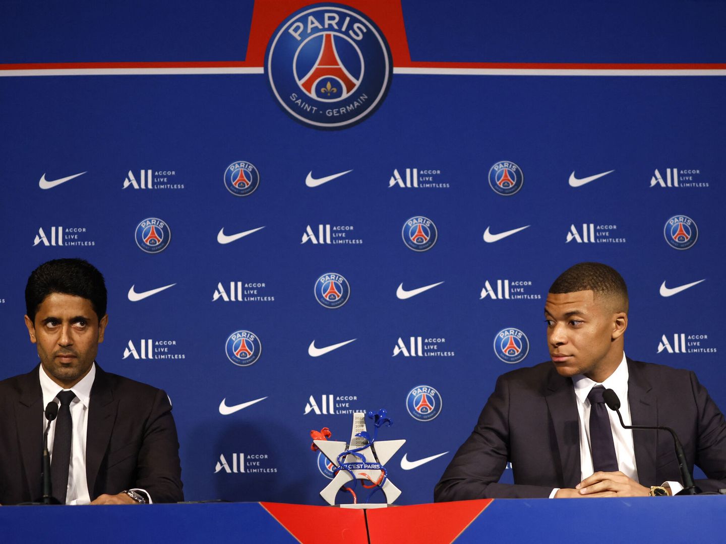 Nasser Al-Khelaifi y Mbappé, el día de su renovación por el PSG. (Reuters/Christian Hartmann)