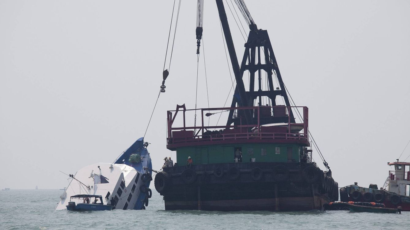 Foto: Una grúa saca la embarcación hundida en 2012 en la isla de Lamma, en Hong Kong, donde murieron 39 personas. (Efe)