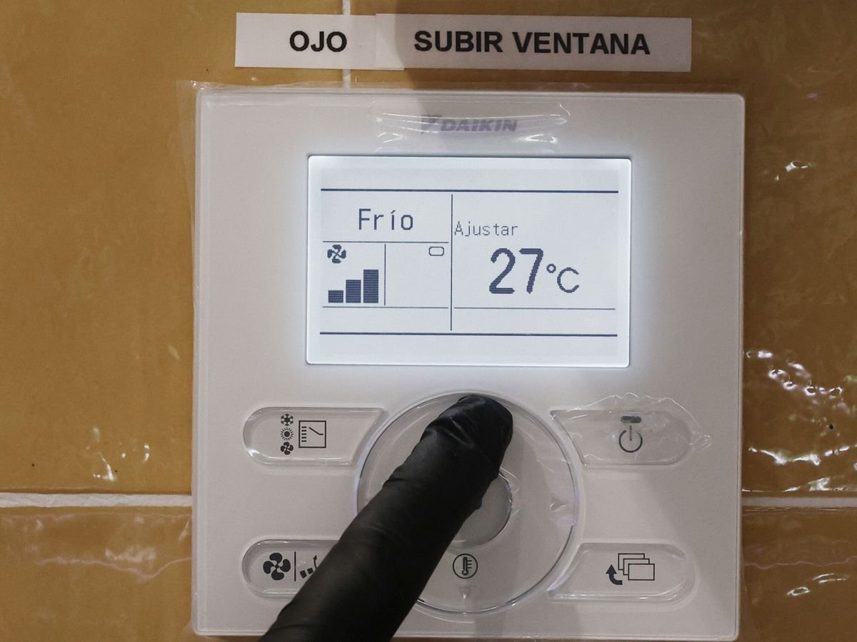 Foto: Regulador de temperatura de un local. (EFE/Jesús Diges)