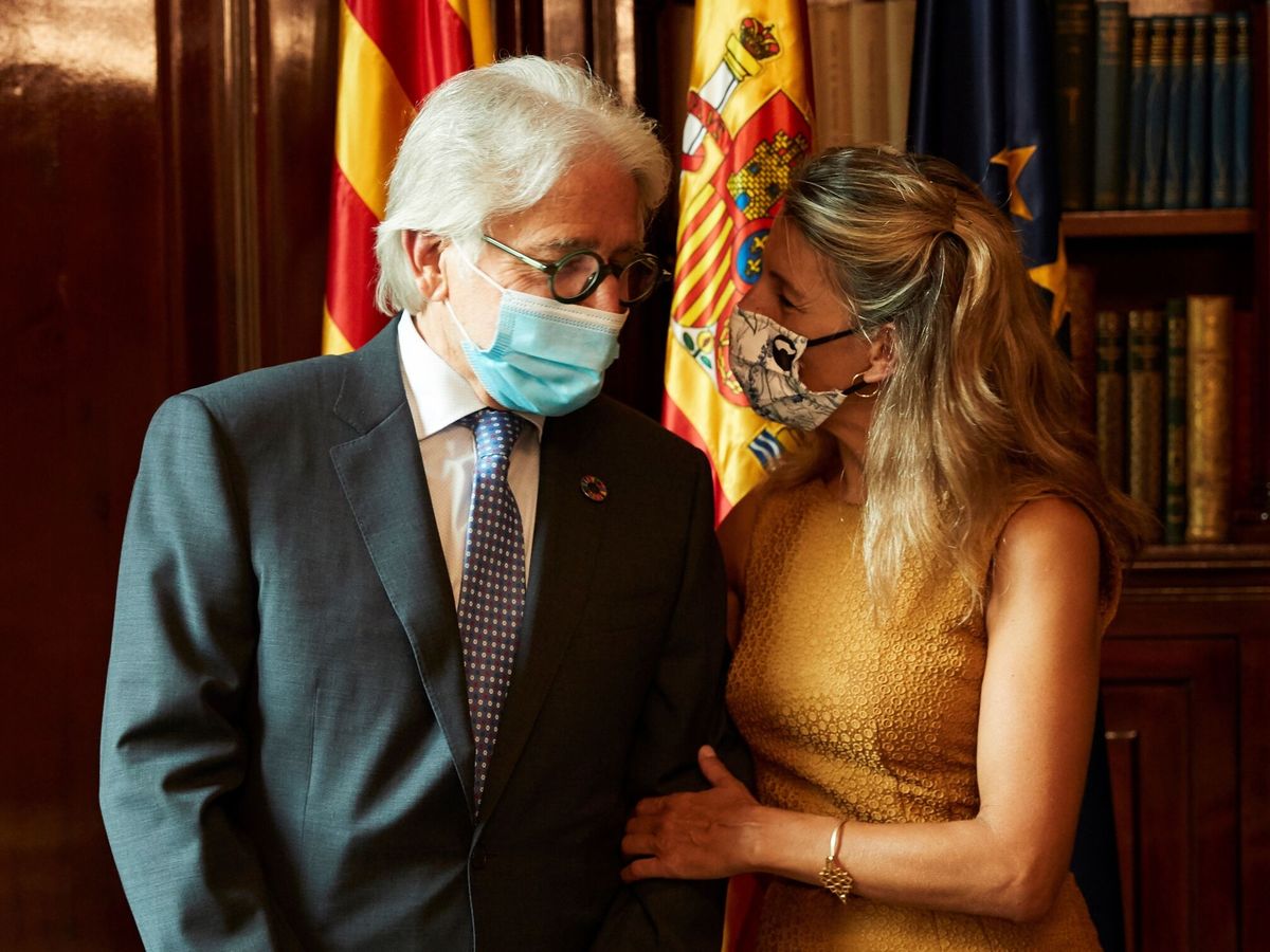 Foto: El presidente de Foment, Josep Sánchez Llibre, junto a la ministra de Trabajo, Yolanda Díaz. (EFE)