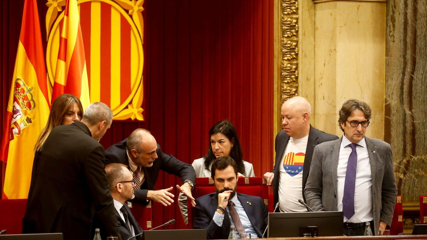 El presidente del Parlament, Roger Torrent (c), junto a los miembros de la Mesa y los letrados de la cámara catalana. (EFE)