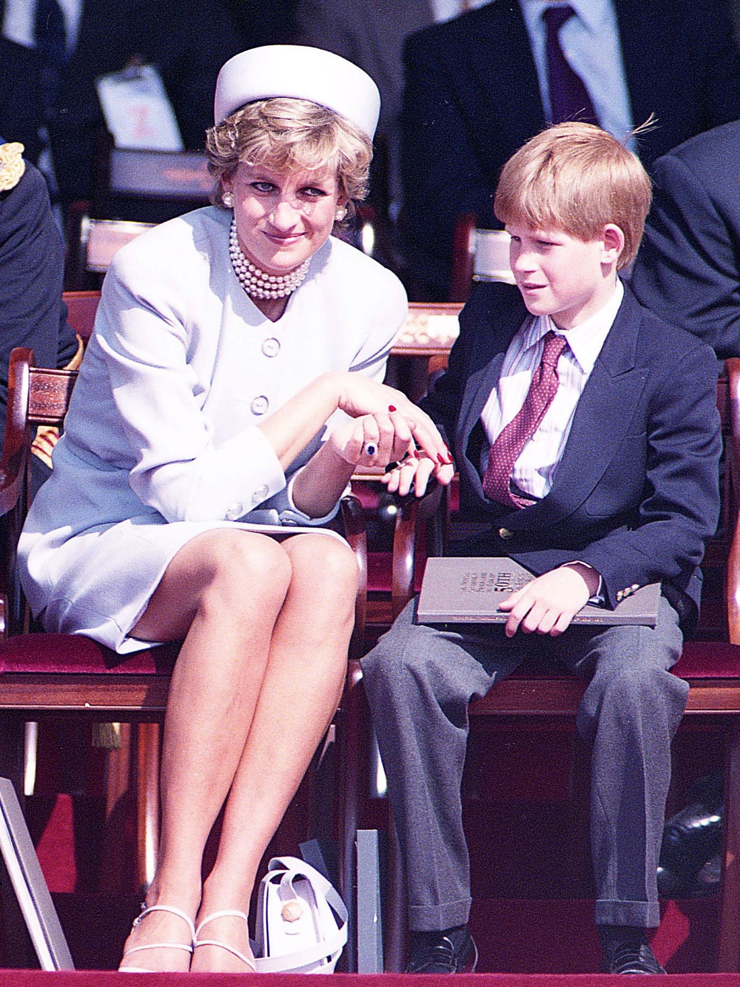 La princesa Diana y Harry, en 1995. (Reuters)