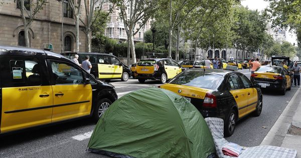 Foto: Los taxistas acampan en Barcelona. (EFE)
