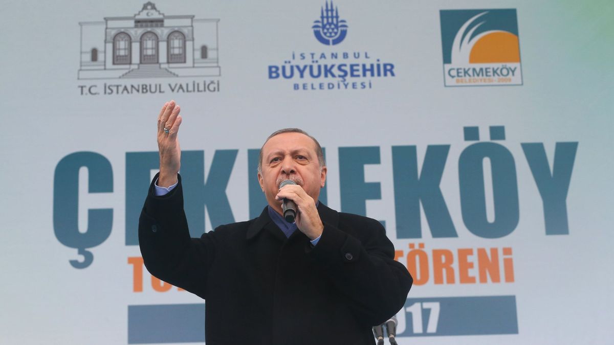 El primer ministro turco amenaza con imponer sanciones a Holanda
