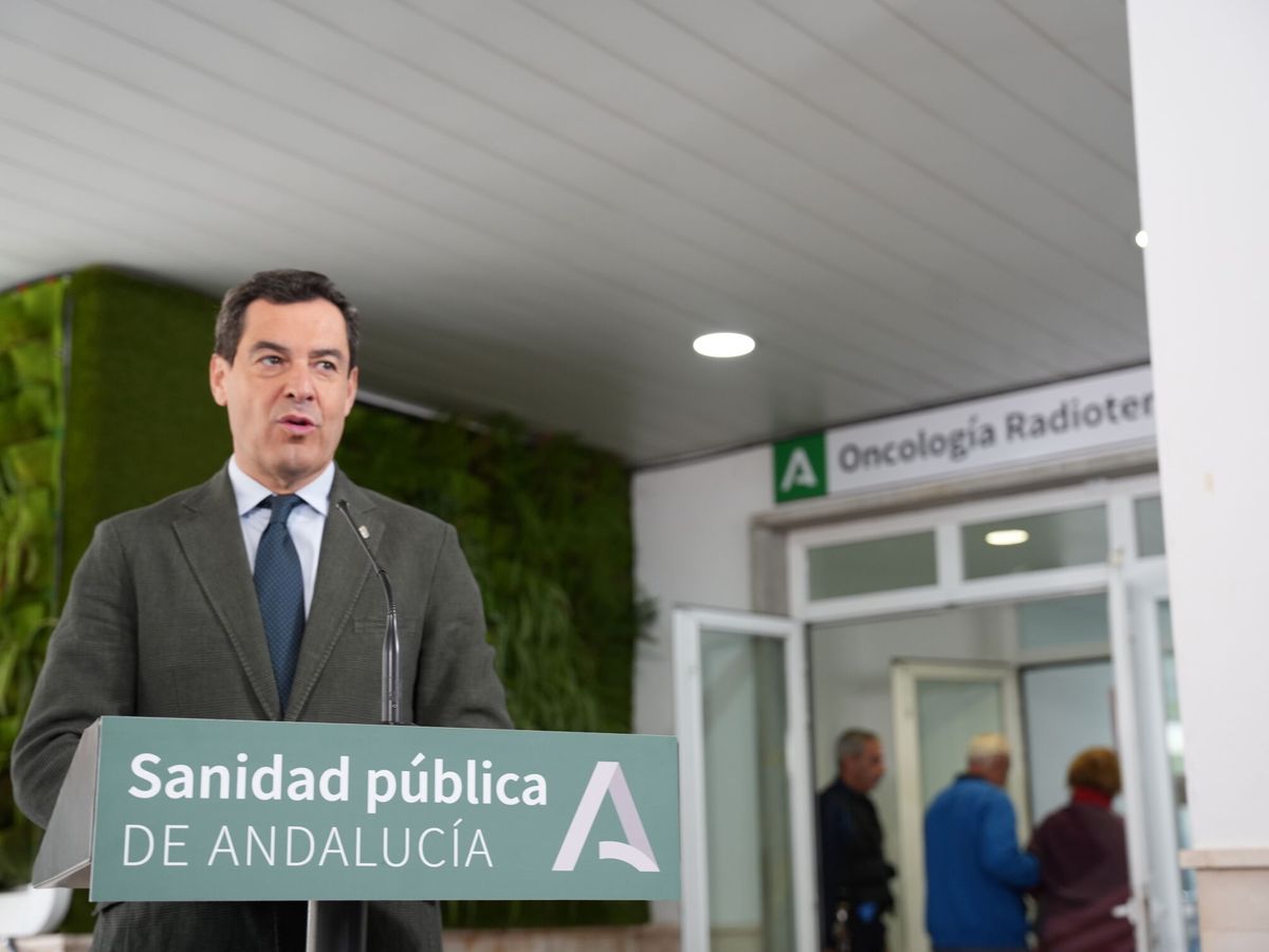 Foto: El presidente de la Junta de Andalucía, Juanma Moreno, en su visita a la Unidad de Oncología Radioterápica del Hospital Universitario Virgen del Rocío. (EP/María José López)