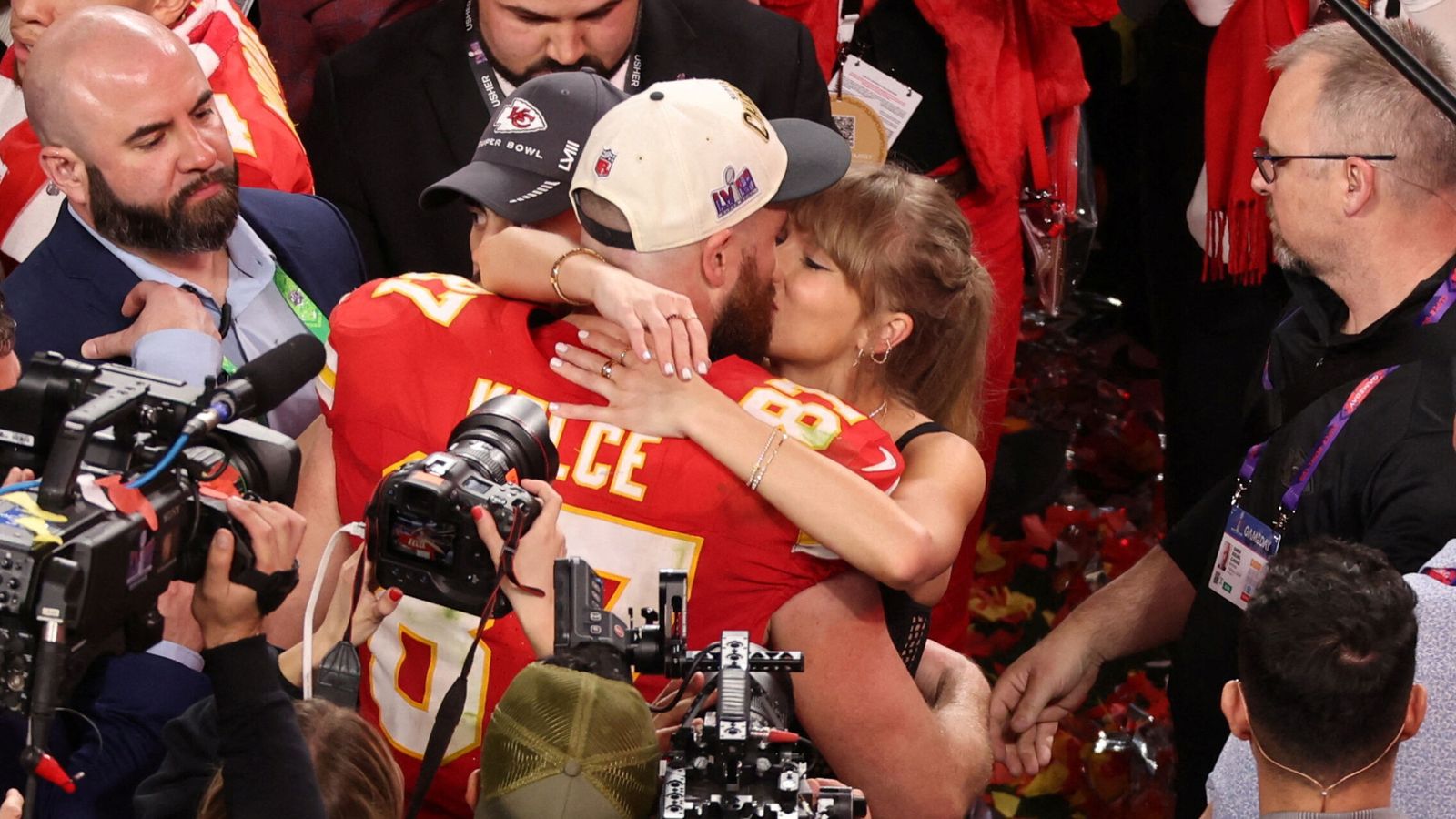 Travis Kelce, besando a Taylor Swift en la Super Bowl. (Reuters/Mike Blake)