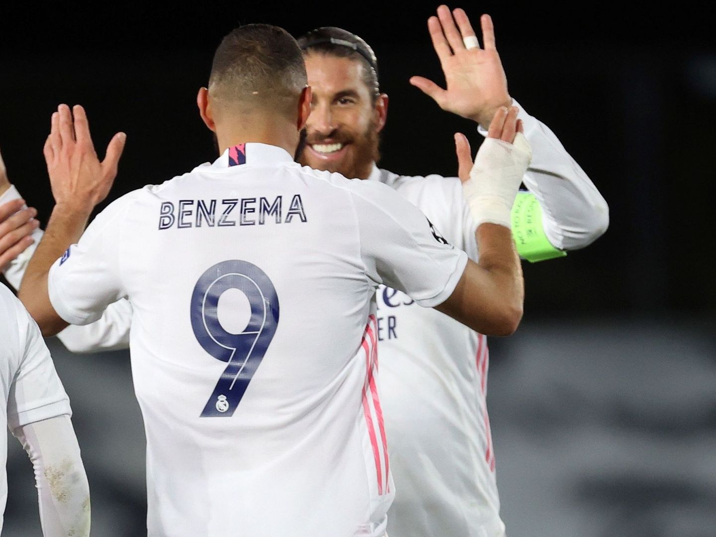 Ramos y Benzema celebran un gol ante el Huesca. (Efe)