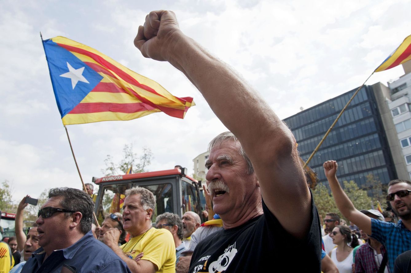 Manifestación de agricultores a favor de la república catalana. (EFE)