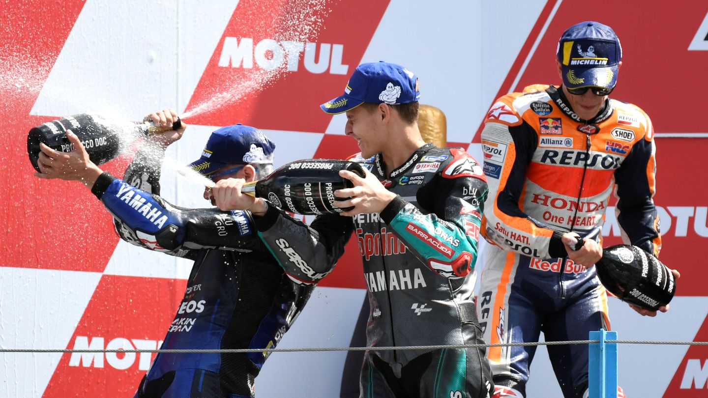 Viñales (i), Quartararo (c) y Márquez (d); uno de los podios más jóvenes de MotoGP. (EFE)