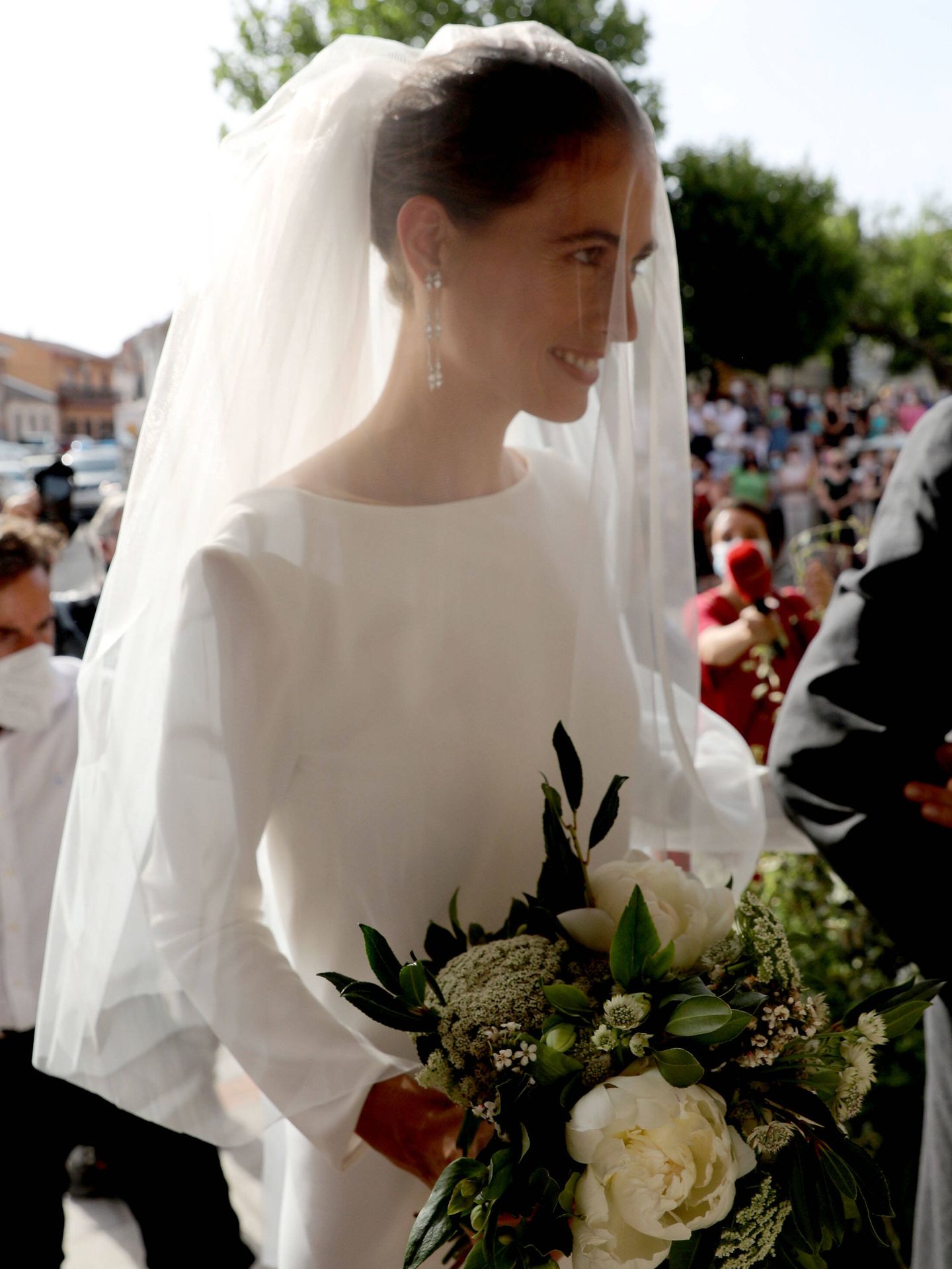 Detalle de los pendientes de brillantes y el ramo de Amelia Millán el día de su boda con Felipe Cortina. (Limited Pictures)
