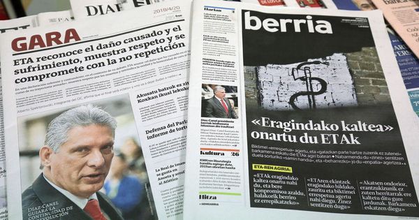 Foto: Los diarios 'Gara' y 'Berria', en un quiosco de prensa. (EFE)