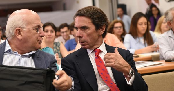 Foto:  El director de FAES, Javier Zarzalejos, y el expresidente del Gobierno, José María Aznar. (EFE)