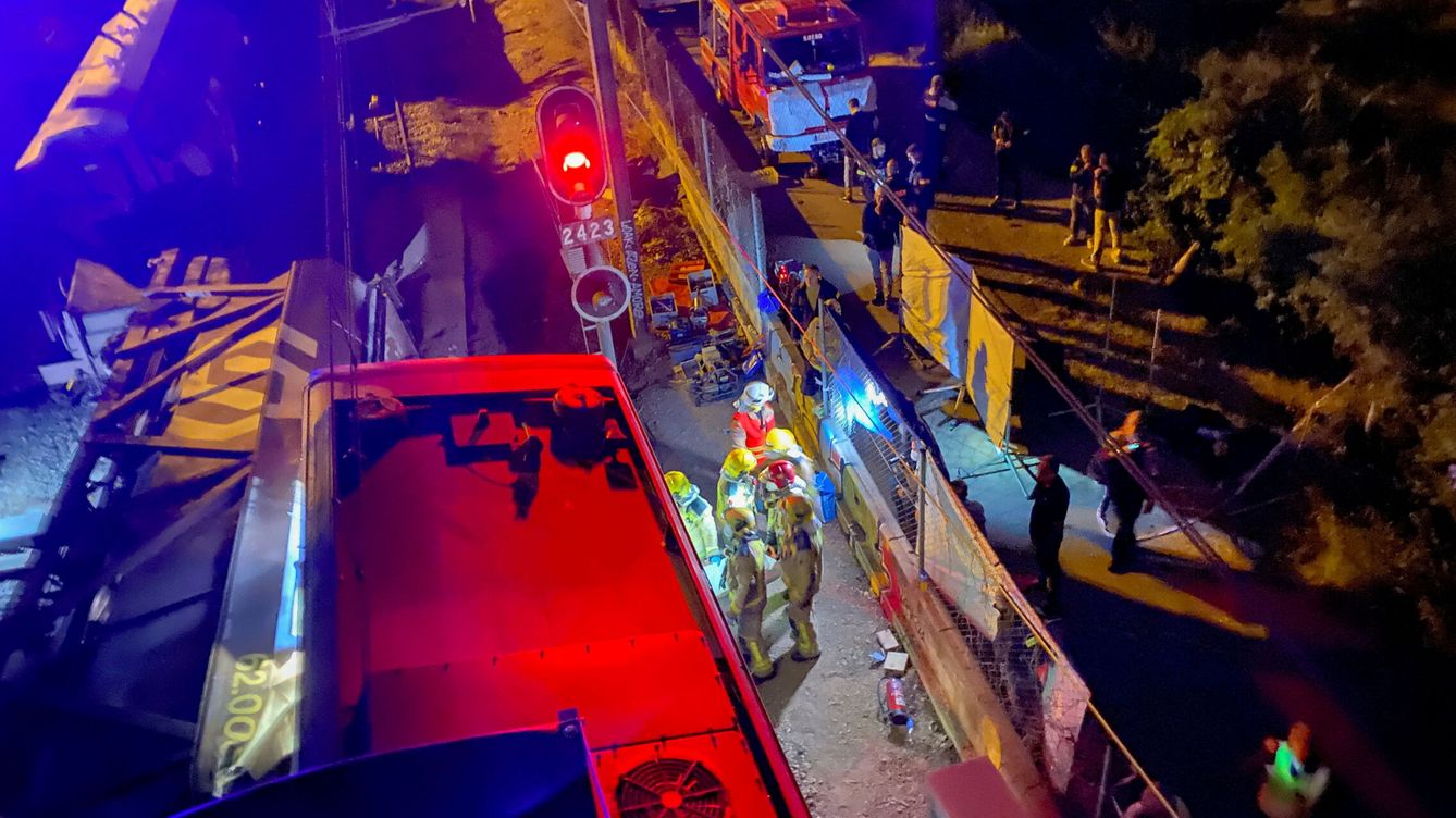 Analizan la caja negra de los trenes tras el choque mortal de Sant Boi y el servicio sigue cortado