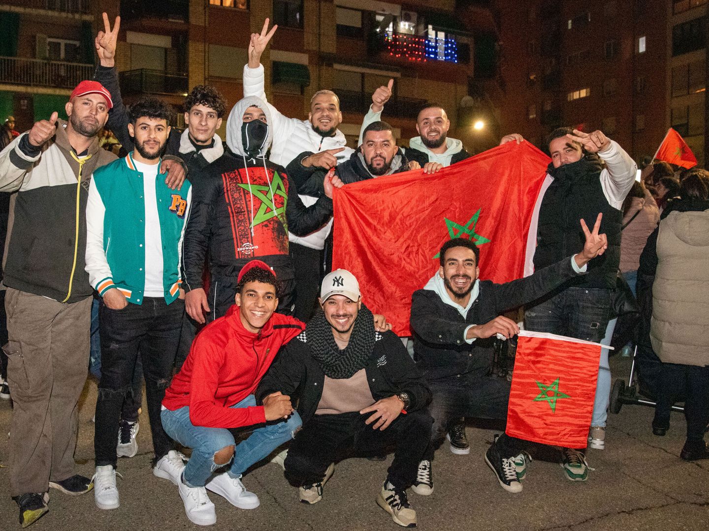 Aficionados celebran la victoria de Marruecos frente a España en Lleida. (EFE/Álex López)