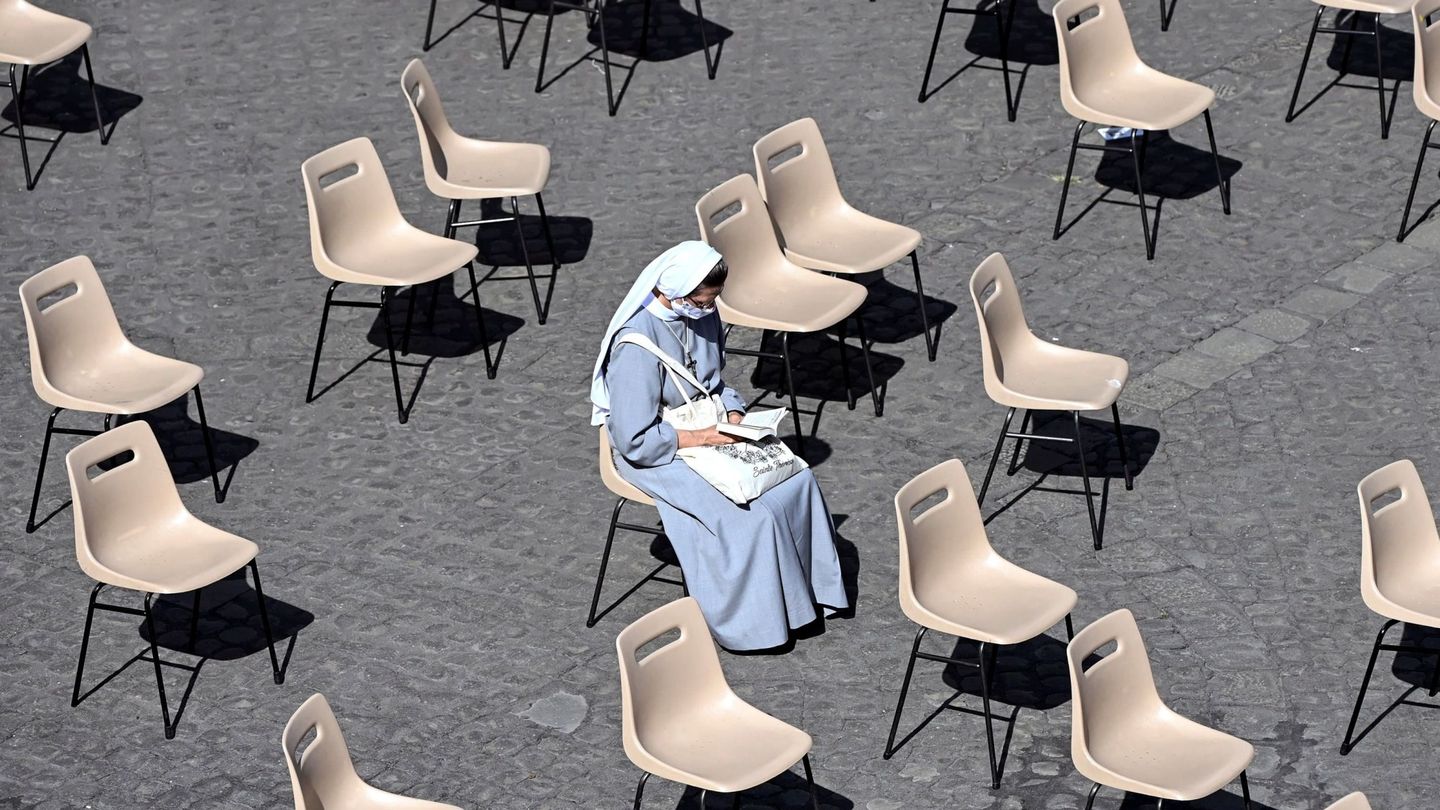 Una monja durante la audiencia general del Papa Francisco. (EFE)