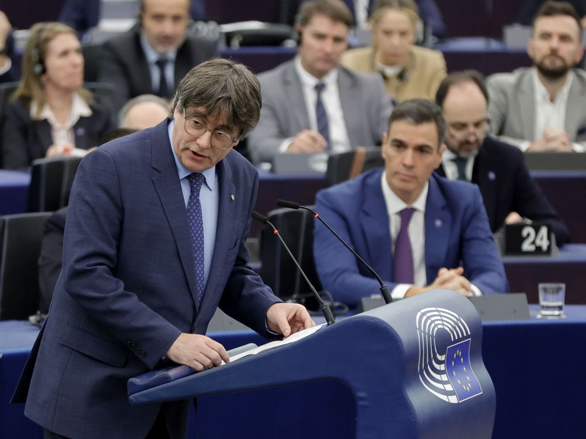Foto: Carles Puigdemont comparece frente a Pedro Sánchez en el Parlamento Europeo esta mañana. (EFE/Ronald Wittek)