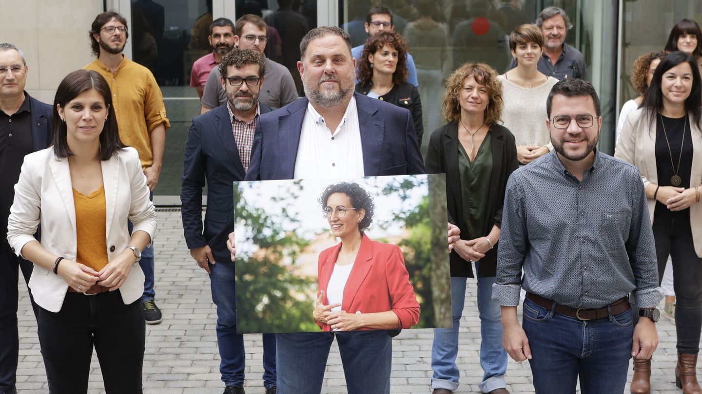 Junqueras y Aragonès, en un acto de ERC, sosteniendo una imagen de Marta Rovira. (EFE/Quique García)