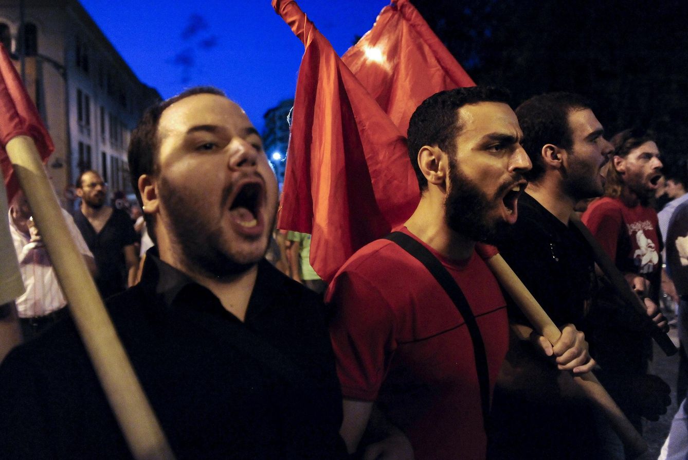 Manifestantes de un sindicato comunista protestan en Tesalónica contra el memorándum (Reuters).