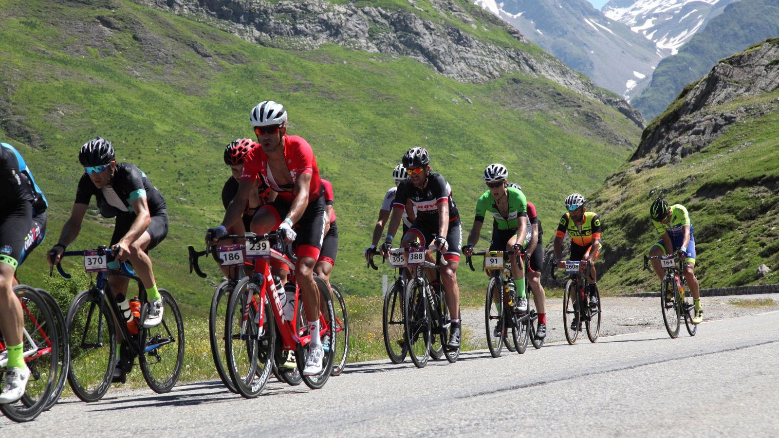 Foto: Más de 10.500 cicloturistas recorren los Pirineos en la Quebrantahuesos. (EFE)