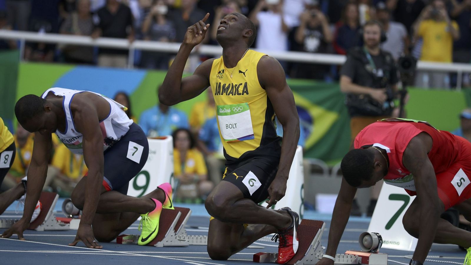 Foto: Usain Bolt, antes de correr su serie de 100. 