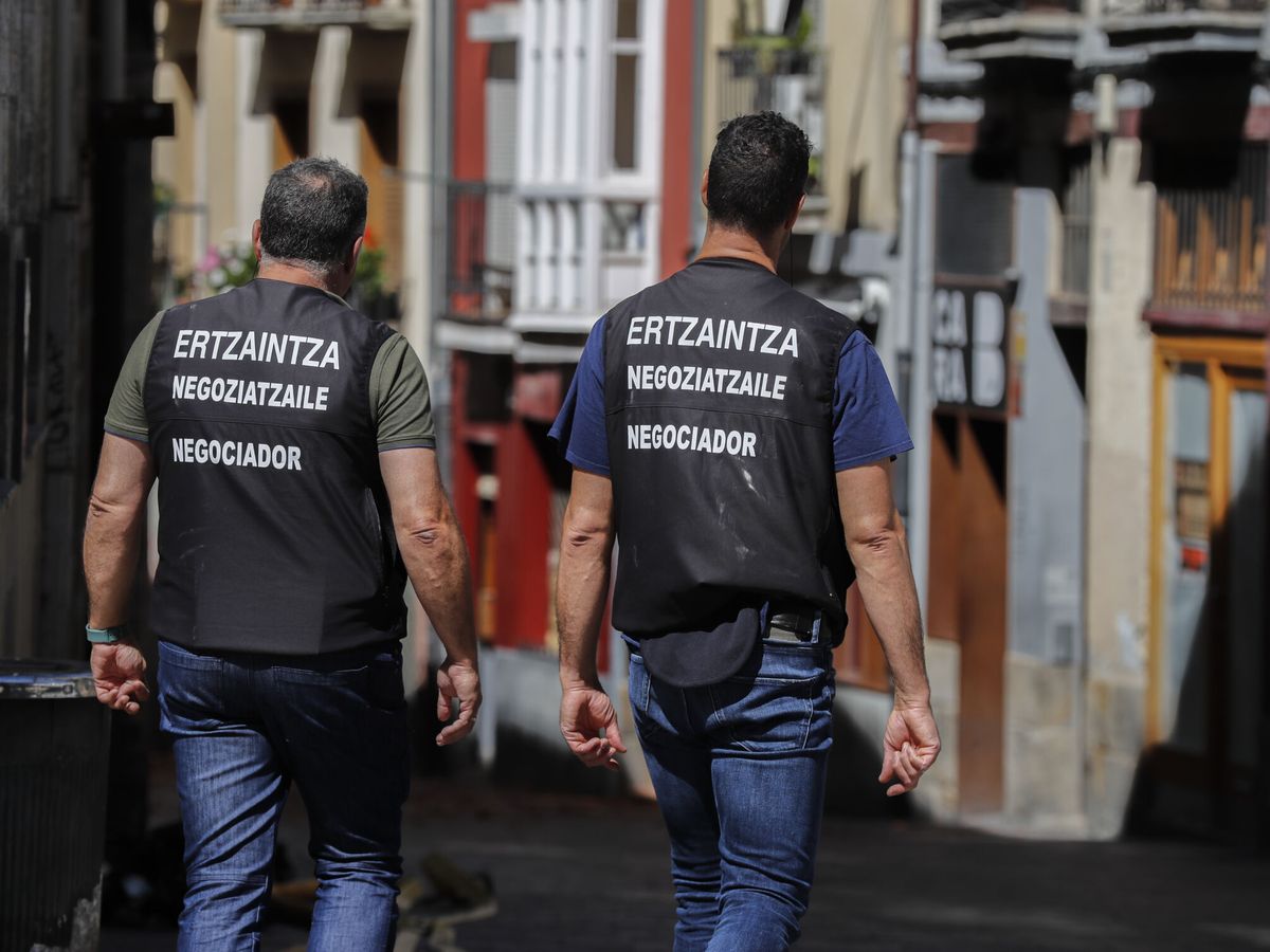 Foto: Agentes de la Policía en el centro de Vitoria. (EFE/David Aguilar)