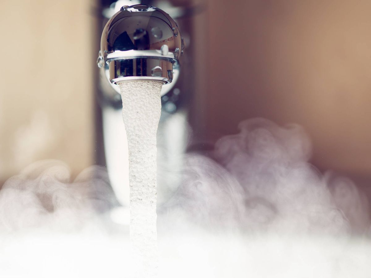 Foto: El agua caliente tiene más beneficios aparte de hacer agradables las duchas. (iStock)