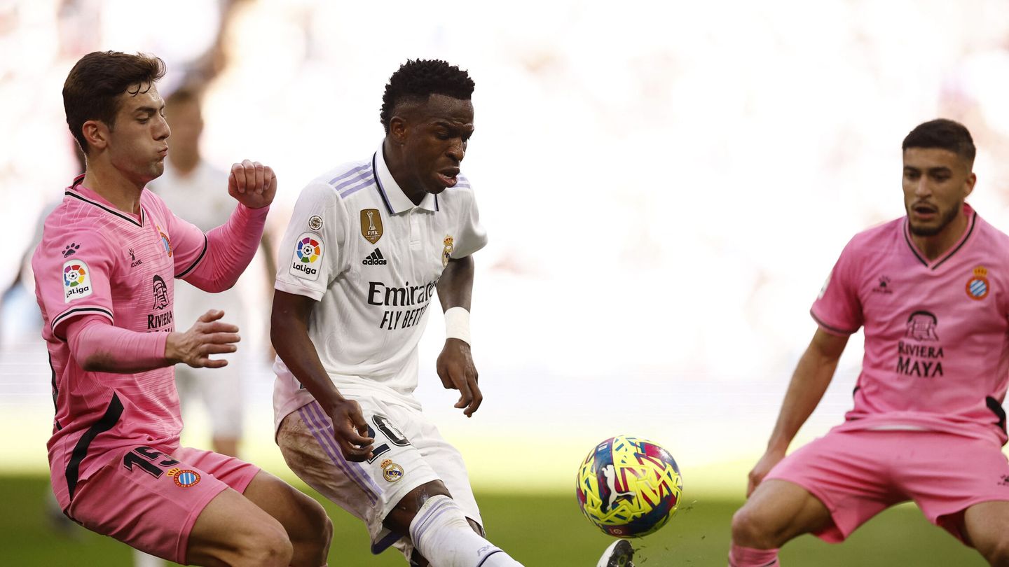 Vinicius esconde la pelota delante de los jugadores del Espanyol. (Reuters/Susana Vera)