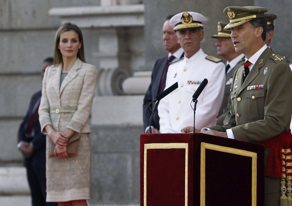 Foto: Los Reyes de España presiden un acto castrense en el Palacio Real (EFE)