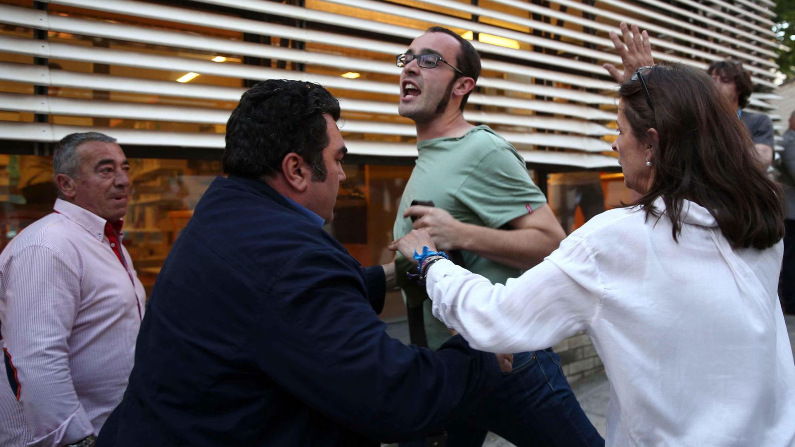 Foto: Miembros de la PAH tratan de boicotear el acto de Rajoy en Barcelona (EFE)