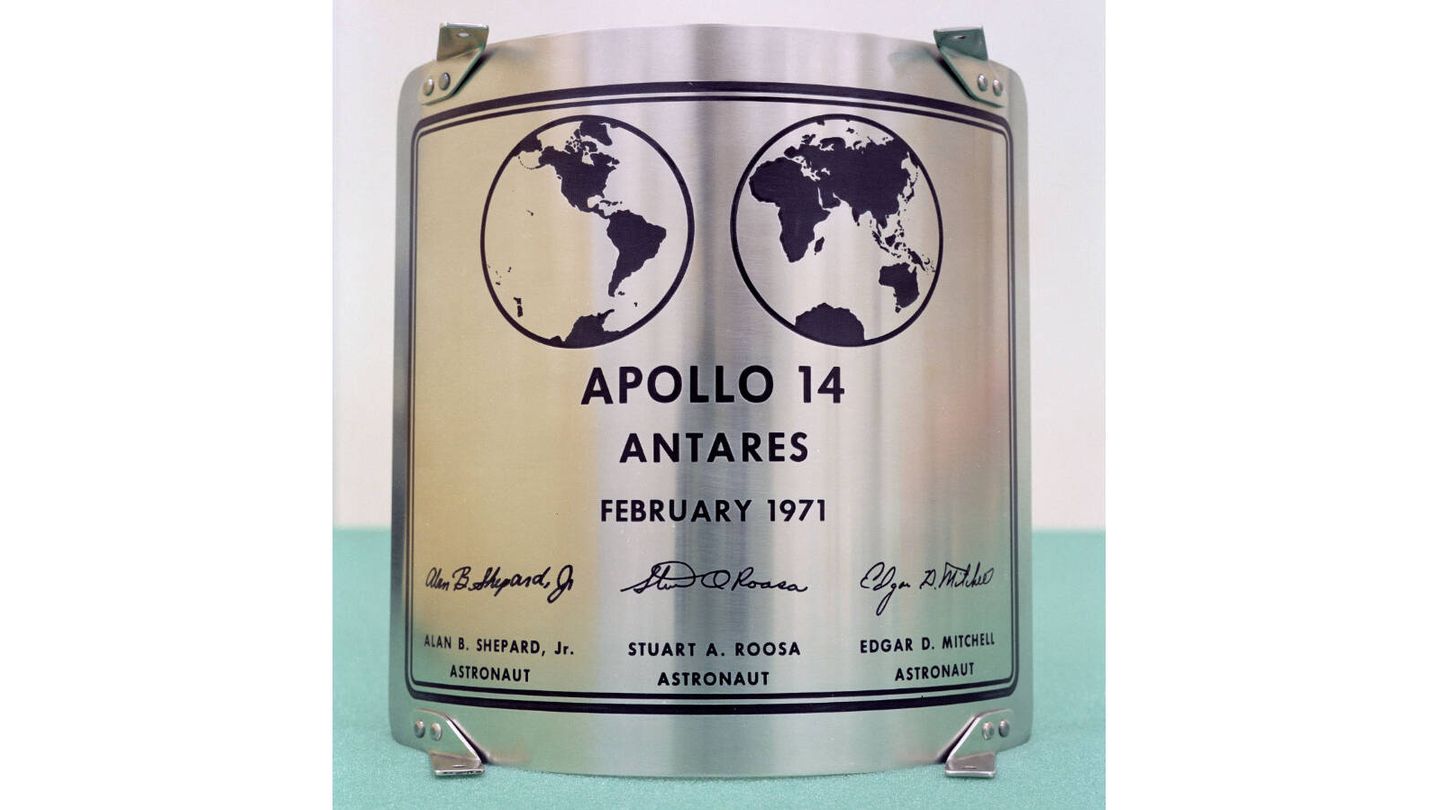 La placa dejada en la Luna por los astronautas del Apolo 14. (Wikimedia)