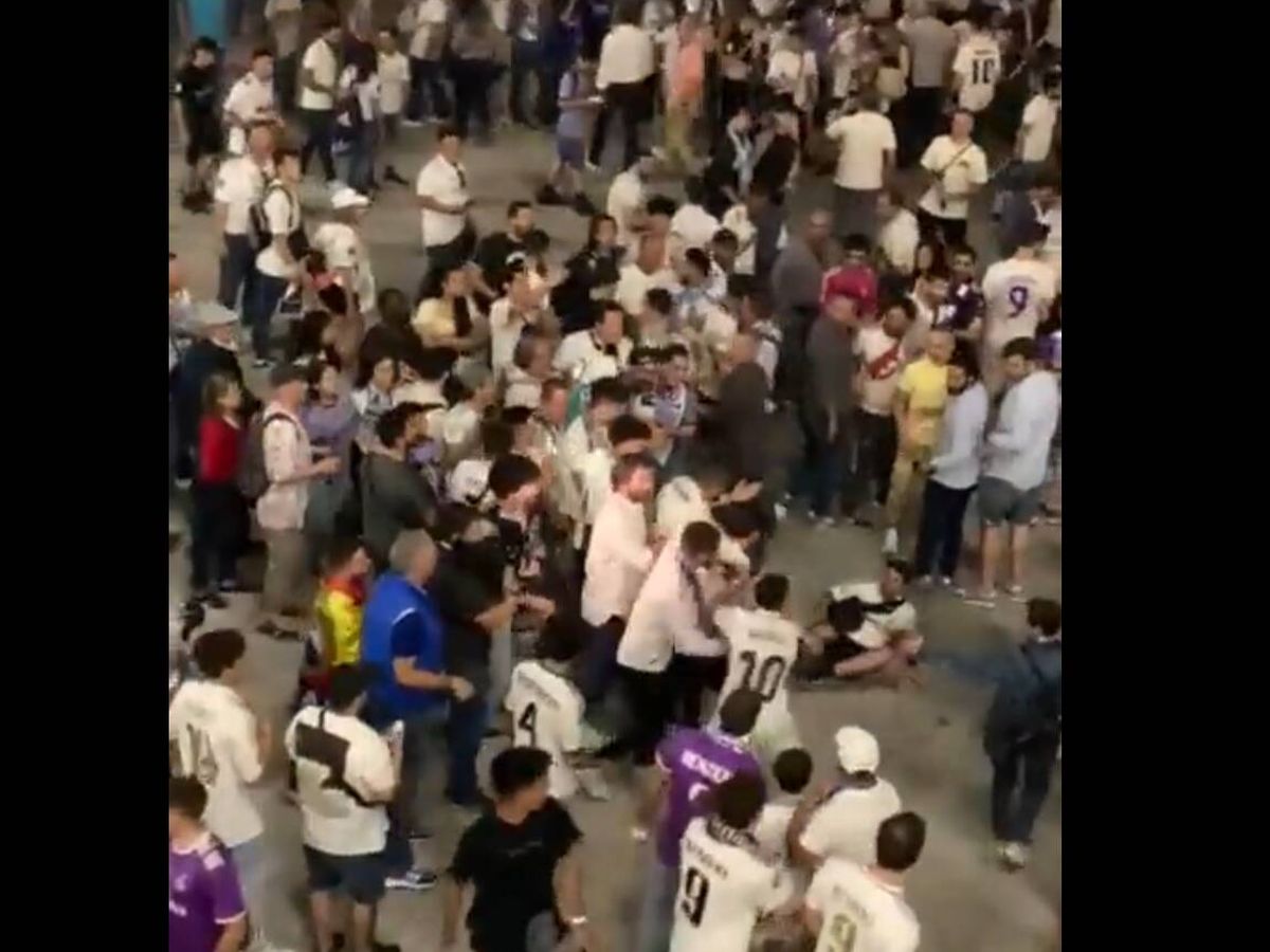Foto: El altercado de Edu Aguirre ('El Chiringuito') en el Bernabéu: se enzarza en una pelea con un hincha del Madrid (Twitter/@YihiRM)