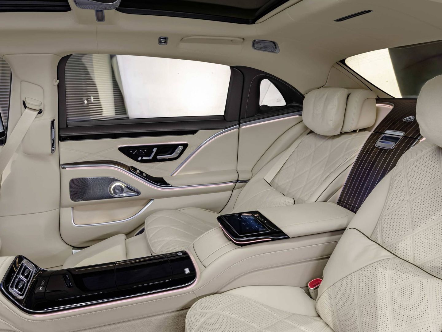 Interior de grandes dimensiones en el nuevo Mercedes Maybach Clase S.
