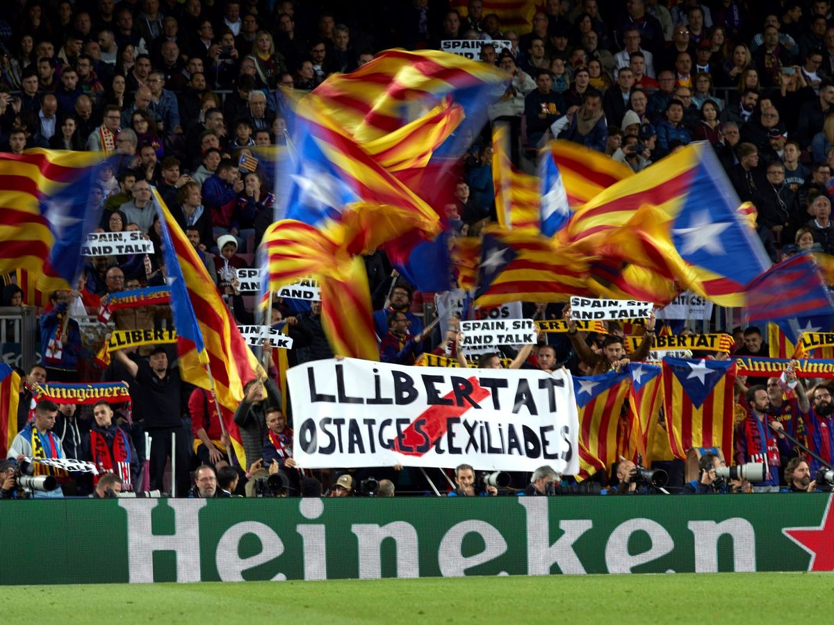 Foto: Esteladas y pancartas en favor de los políticos presos en el Camp Nou. (EFE)