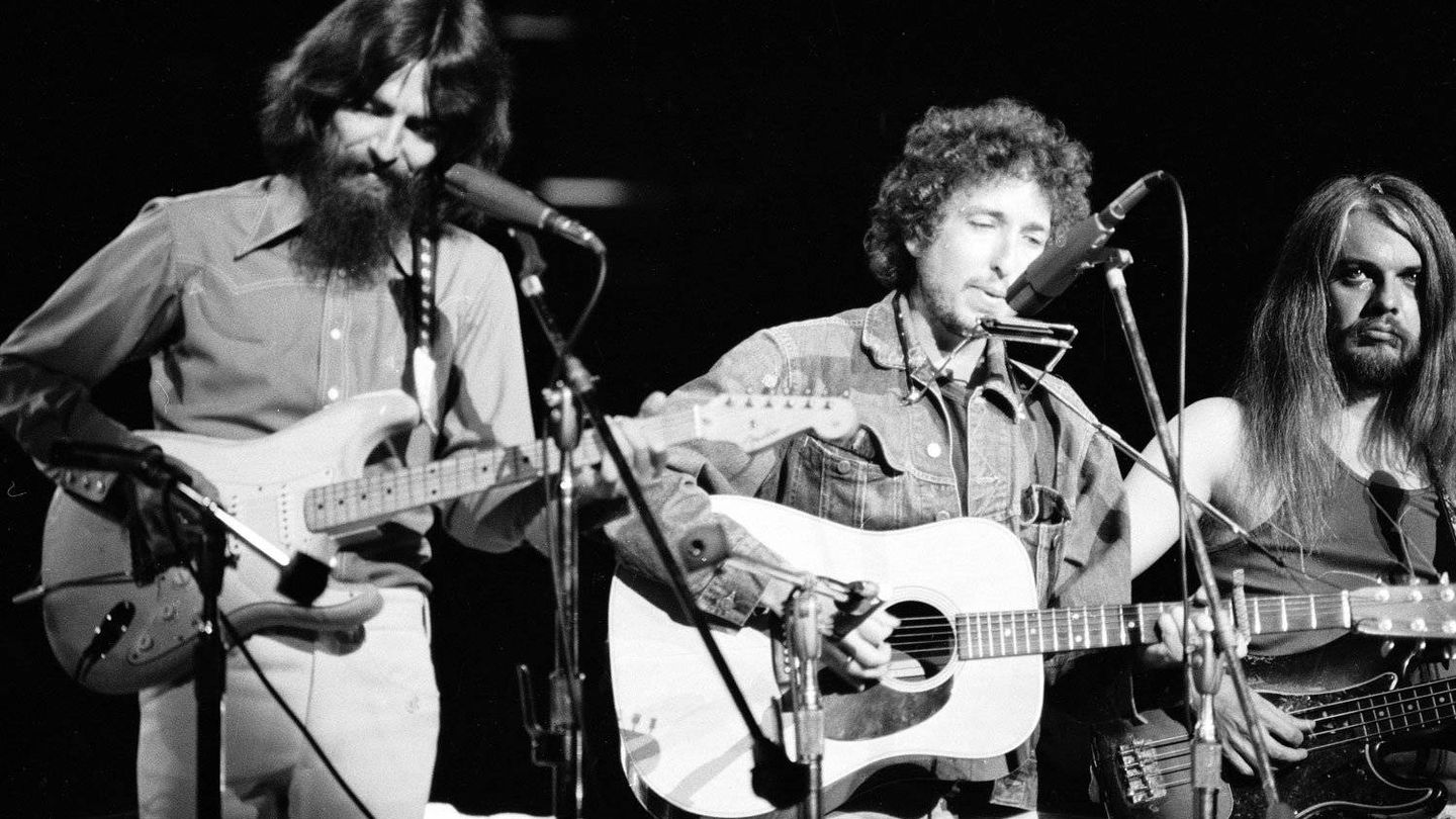 George Harrison y Bob Dylan en el Concierto por Bangladesh de 1971. En diciembre del 2020, Dylan vendió todas sus canciones a la discográfica Universal Music.