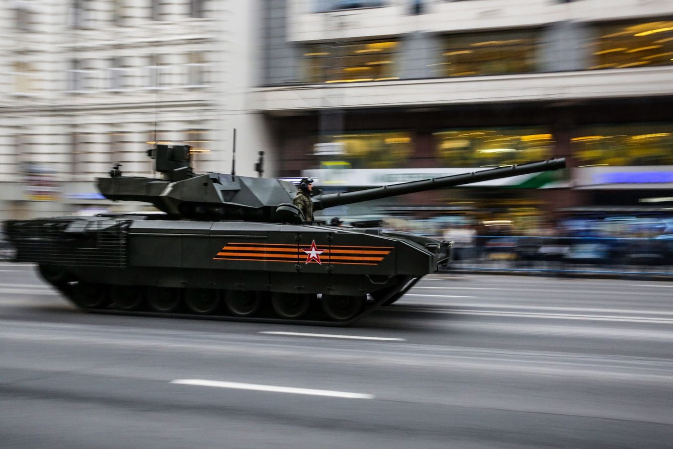 Un tanque ruso Armata T-14 circula durante el ensayo del Desfile de la Victoria, en Moscú. (EFE)